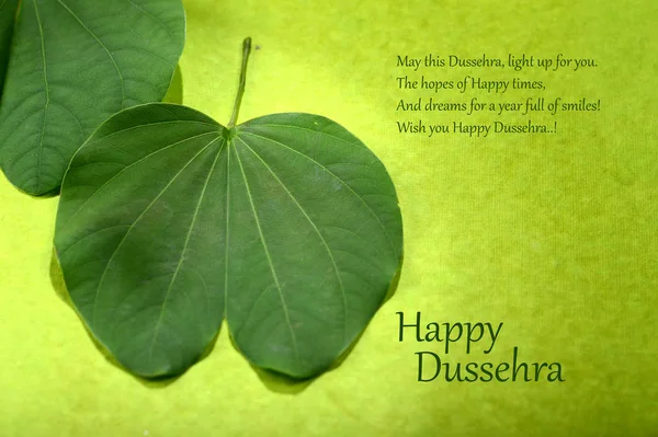 Festival Indiano Dussehra, mostrando folha dourada e flores em fundo verde. Cartão de saudação . — Fotografia de Stock