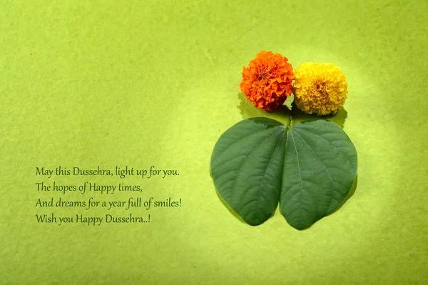 Dussehra Hint Festivali, yeşil arka planda altın yaprak ve çiçekleri gösteriyor. Tebrik kartı.
