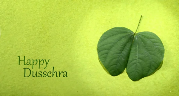 Festival Indio Dussehra, mostrando hojas doradas y flores sobre fondo verde. Tarjeta de felicitación . — Foto de Stock