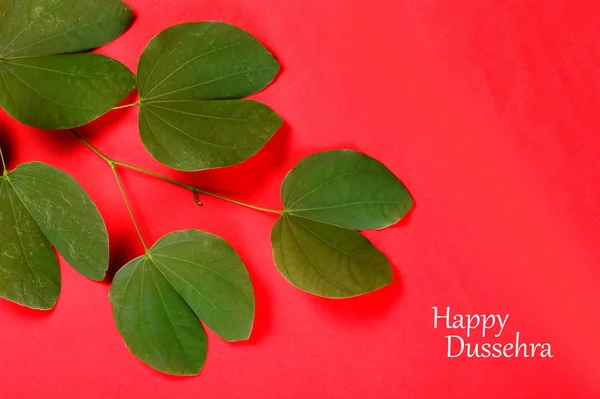 Indian Festival Dussehra, montrant la feuille d'or sur fond rouge. Carte de voeux . — Photo