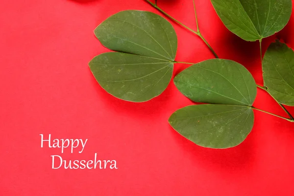 Festival Indiano Dussehra, mostrando folha dourada no fundo vermelho. Cartão de saudação . — Fotografia de Stock