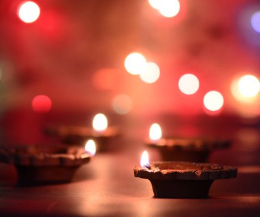 Diwali kutlamaları sırasında Clay diya lambaları yandı. Selamlar Kart Tasarımı Hint Hindu Işık Festivali Diwali
