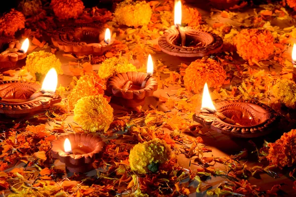 Lampade Clay diya accese durante la celebrazione del Diwali. Greetings Card Design Indian Hindu Light Festival chiamato Diwali — Foto Stock
