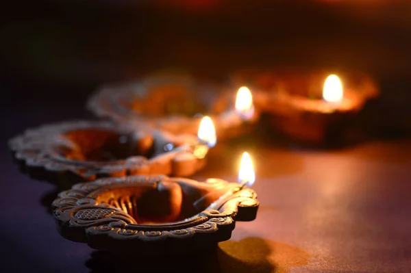 在Diwali庆典期间点燃了粘土灯。设计名为Diwali的印度印度教灯节贺卡 — 图库照片