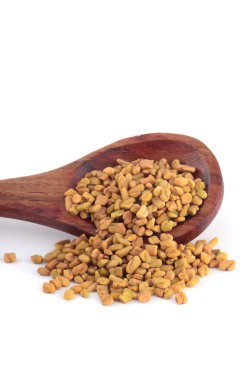 tahta kaşık beyaz zemin üzerine izole Çemen tohumları