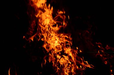 Siyah arkaplanda yangın