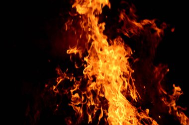 Siyah arkaplanda yangın