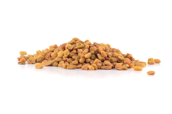 Beyaz arka planda izole edilmiş çeçen tohumları