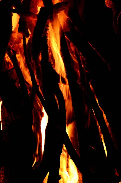 Κοντινό Πλάνο Του Καίγοντας Κούτσουρα Στο Τζάκι Μαύρο Φόντο — Φωτογραφία Αρχείου