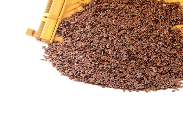 Close up de sementes de linho em cesta de madeira sobre fundo branco — Fotografia de Stock