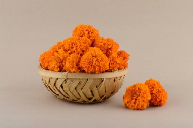 Bambu sepetinde Marigold (Zendu Çiçekleri) çiçekleri.