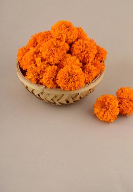 Bambu sepetinde Marigold (Zendu Çiçekleri) çiçekleri.