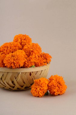 Bambu sepetinde Marigold (Zendu Çiçekleri) çiçekleri.