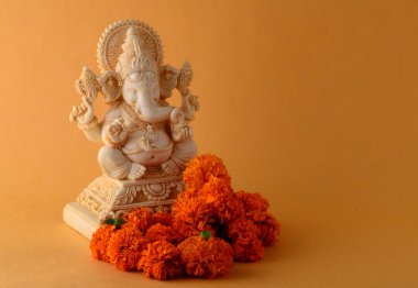 Hindu tanrı Ganesha. Sarı arkaplanda Ganesha Idol