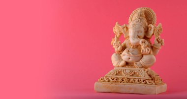 Hindu tanrı Ganesha. Pembe arka planda Ganesha Idol