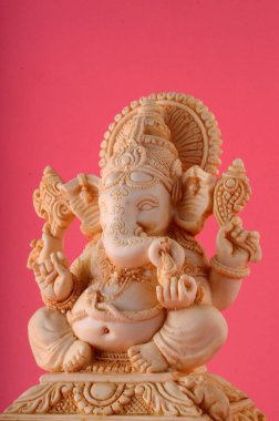 Hindu tanrı Ganesha. Pembe arka planda Ganesha Idol