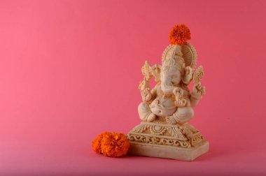 Hindu tanrı Ganesha. Pembe arka planda Ganesha Idol