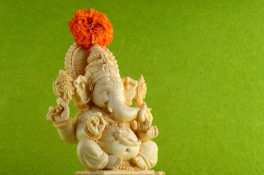 Hindu tanrı Ganesha. Yeşil Arkaplanda Ganesha Idol
