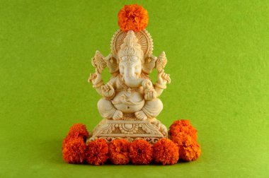 Hindu tanrı Ganesha. Yeşil Arkaplanda Ganesha Idol
