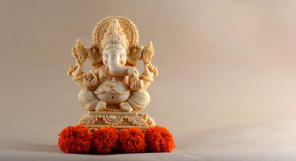 Deus Hindu Ganesha. Ganesha Idol em segundo plano — Fotografia de Stock
