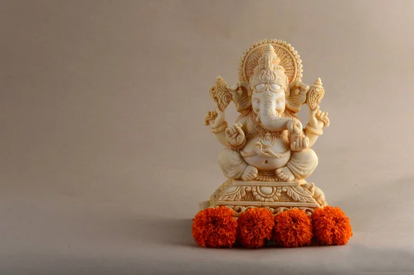 印度教神Ganesha 。 以Ganesha Idol为背景 — 图库照片