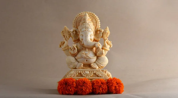 Hindu God Ganesha. Ganesha Idol on background — ストック写真