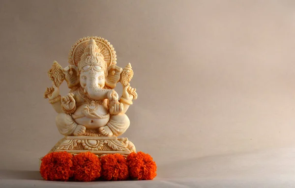 印度教神Ganesha 。 以Ganesha Idol为背景 — 图库照片