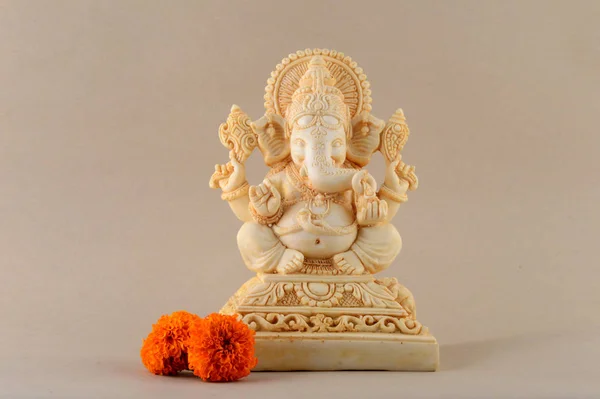 Deus Hindu Ganesha. Ganesha Idol em segundo plano — Fotografia de Stock