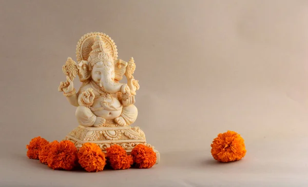 Hinduistischer Gott ganesha. Ganesha-Idol im Hintergrund — Stockfoto