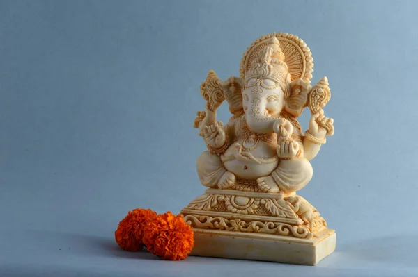 Dio indù Ganesha. Ganesha Idol su sfondo grigio — Foto Stock