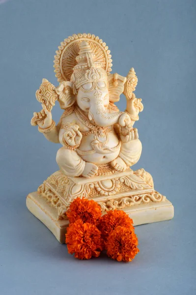 Hindu God Ganesha. Ganesha Idol on gray background — Stock Photo, Image