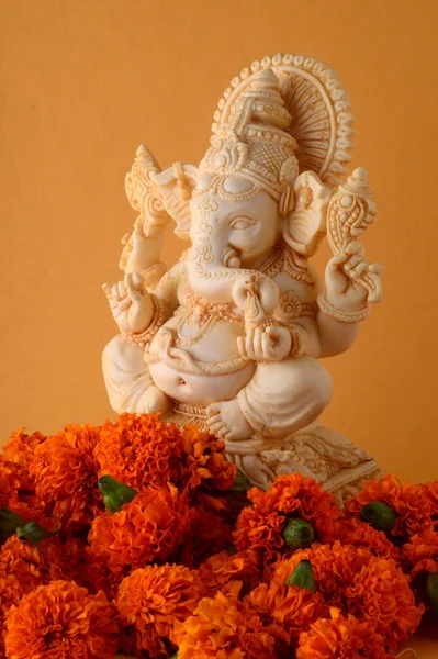 Dio indù Ganesha. Ganesha Idol su sfondo giallo — Foto Stock