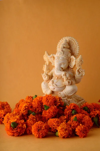 Dio indù Ganesha. Ganesha Idol su sfondo giallo — Foto Stock