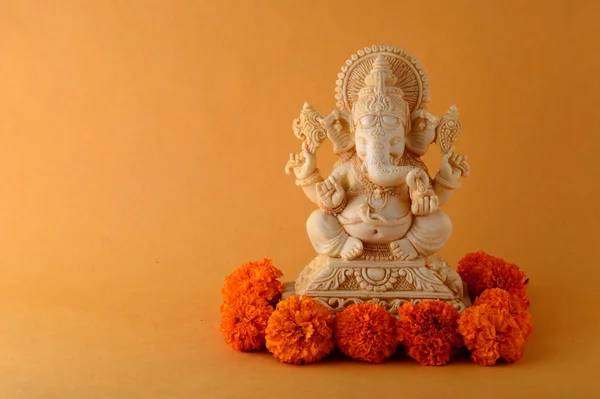 Dios hindú Ganesha. Ganesha ídolo sobre fondo amarillo —  Fotos de Stock