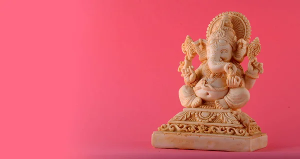 ヒンズー教の神ガネーシャ。ガネーシャアイドルピンクの背景 — ストック写真