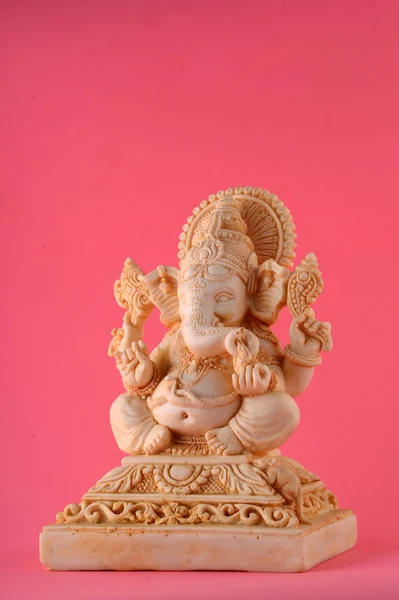 Deus Hindu Ganesha. Ganesha Idol sobre fundo rosa — Fotografia de Stock