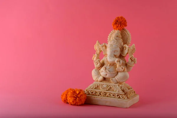 ヒンズー教の神ガネーシャ。ガネーシャアイドルピンクの背景 — ストック写真