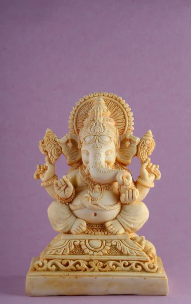 Deus Hindu Ganesha. Ganesha Idol em fundo roxo — Fotografia de Stock