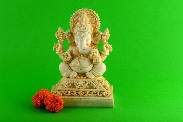 印度教神Ganesha 。 Ganesha Idol关于绿色背景 — 图库照片