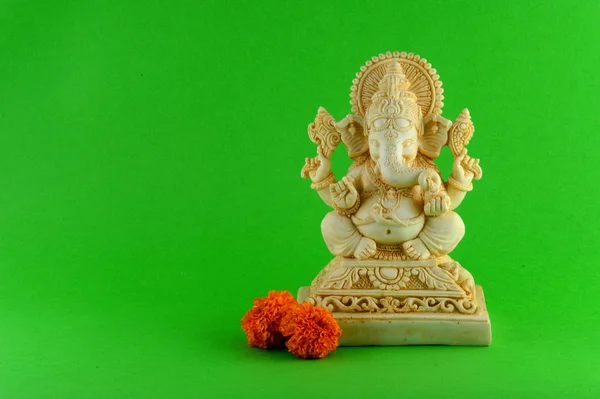 Hindu isten, Ganesha. Ganesha Idol a zöld háttér — Stock Fotó