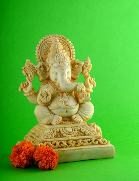 Deus Hindu Ganesha. Ganesha Idol em fundo verde — Fotografia de Stock