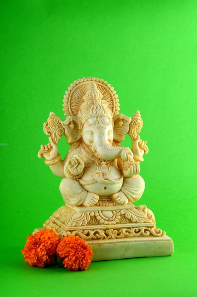 Dios hindú Ganesha. Ganesha ídolo sobre fondo verde —  Fotos de Stock