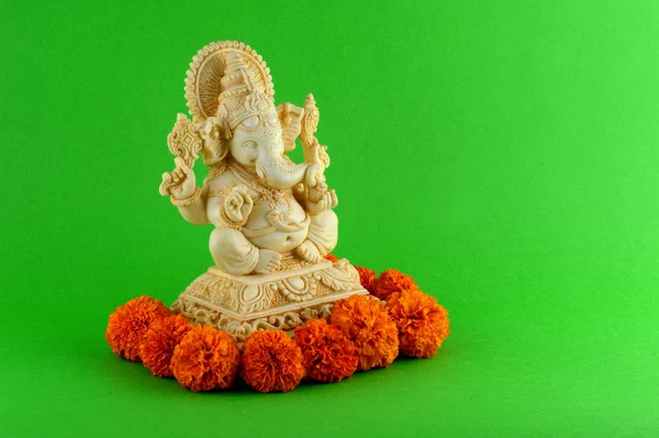 Dio indù Ganesha. Ganesha Idol su sfondo verde — Foto Stock