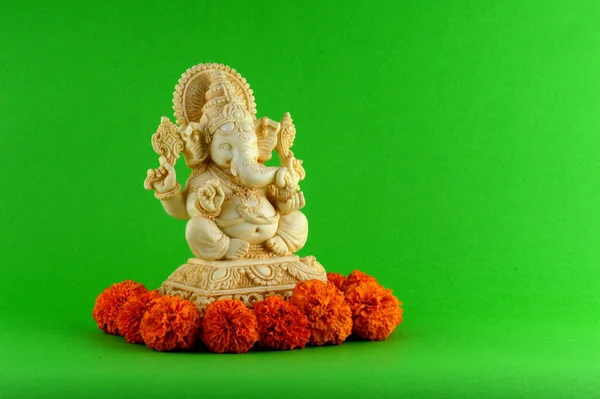 ヒンズー教の神ガネーシャ。緑の背景にGaneshaアイドル — ストック写真