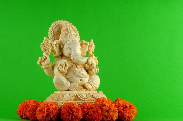 印度教神Ganesha 。 Ganesha Idol关于绿色背景 — 图库照片