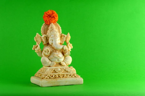 Hindu God Ganesha. Ganesha Idol on green background — Stock Photo, Image