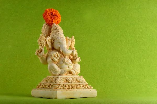 Hindu God Ganesha. Ganesha Idol on green background — Stock Photo, Image