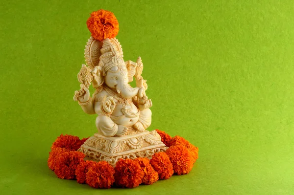 Dio indù Ganesha. Ganesha Idol su sfondo verde — Foto Stock