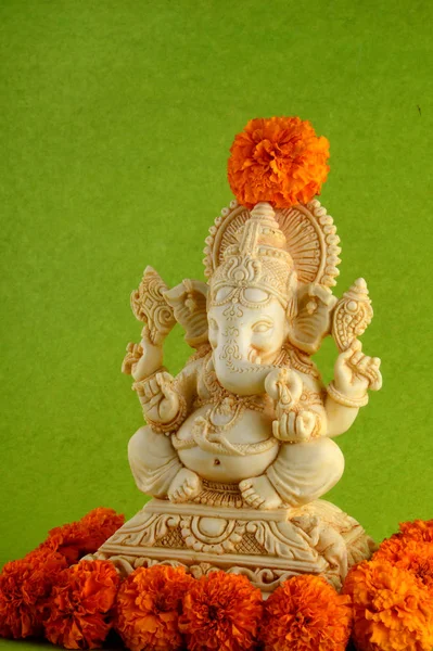 Deus Hindu Ganesha. Ganesha Idol em fundo verde — Fotografia de Stock