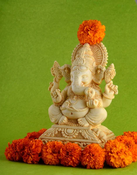 Deus Hindu Ganesha. Ganesha Idol em fundo verde — Fotografia de Stock